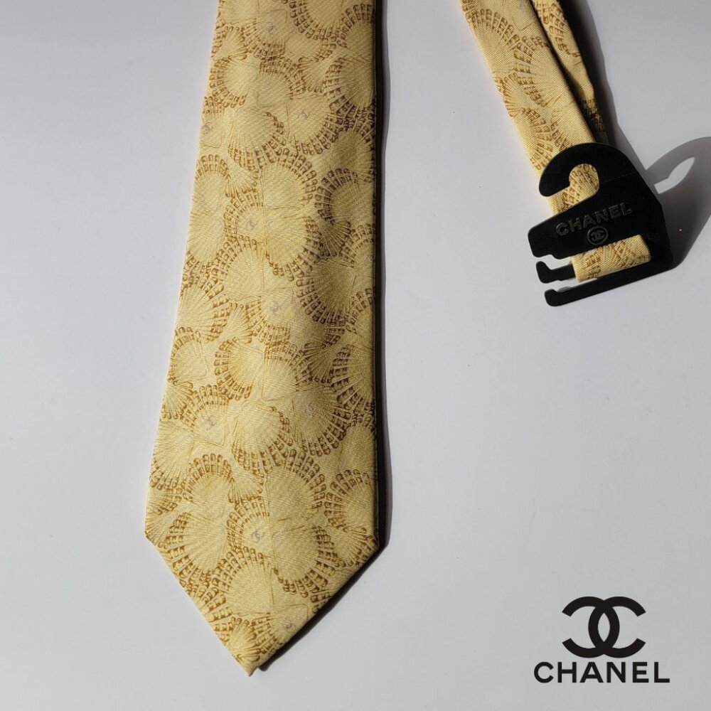 CHANEL Men's Vintage Tie 100% Silk Made in Italy light yellow w/ shells & CCs